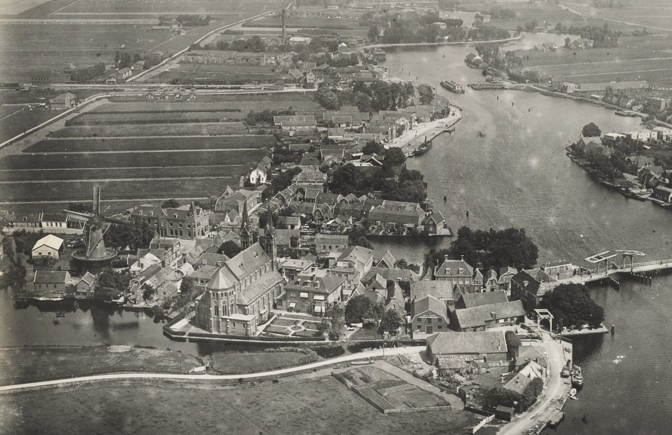 Luchtfoto van Uithoorn rond 1930-1940